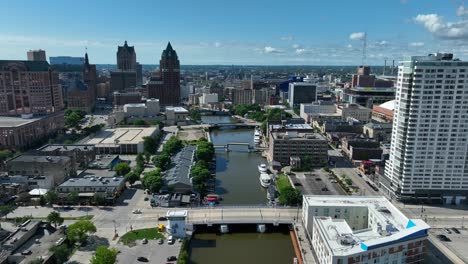 El-Centro-De-Milwaukee-Con-El-Río.