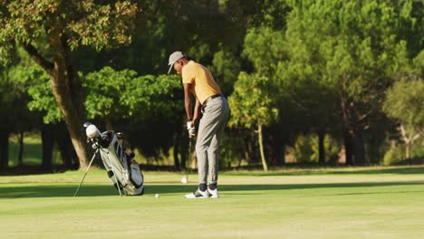 Video-Eines-Afroamerikanischen-Mannes,-Der-Auf-Dem-Golfplatz-Golf-Spielt