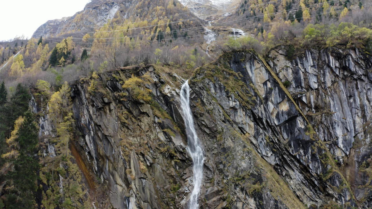 impresionante cascada que cae por las montañas en los alpes austriacos