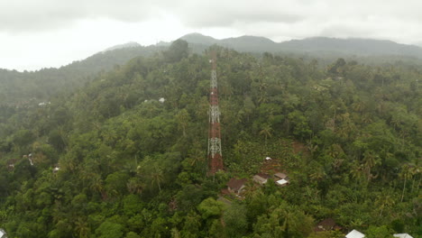 Cerrar-La-Vista-Aérea-De-La-Torre-De-Radiodifusión-En-La-Jungla.-Infraestructura-De-Comunicaciones-Inalámbricas-En-La-Selva-Tropical-De-Bali