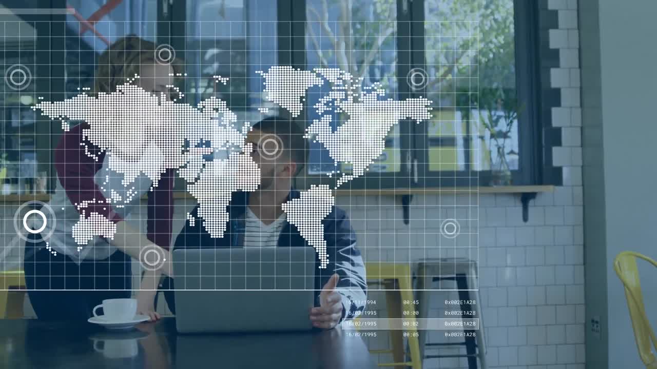 animación de mapas y gráficos sobre compañeros de trabajo multirraciales discutiendo el informe en la computadora portátil en la oficina.