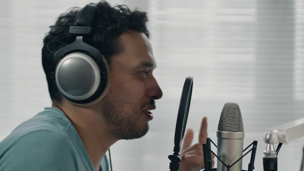 hombre cantando en un micrófono