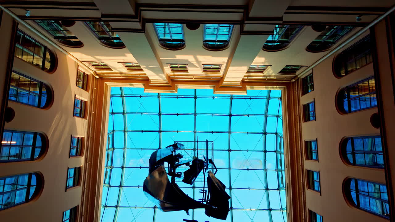 유럽의 역사적인 랜드마크 내부의 다채로운 모자이크 예술 작품, 화려한 건축물, 활기찬 세부 사항, 상향 각도