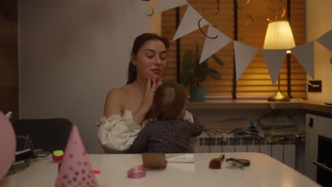 madre e hijo en una fiesta de cumpleaños