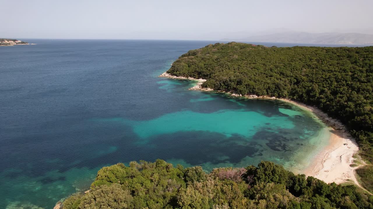 vuelo sobre la línea costera verde y desierta en grecia