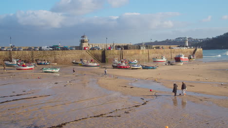 gente caminando por el fondo de la playa junto al mar junto al malecón en un día soleado en st