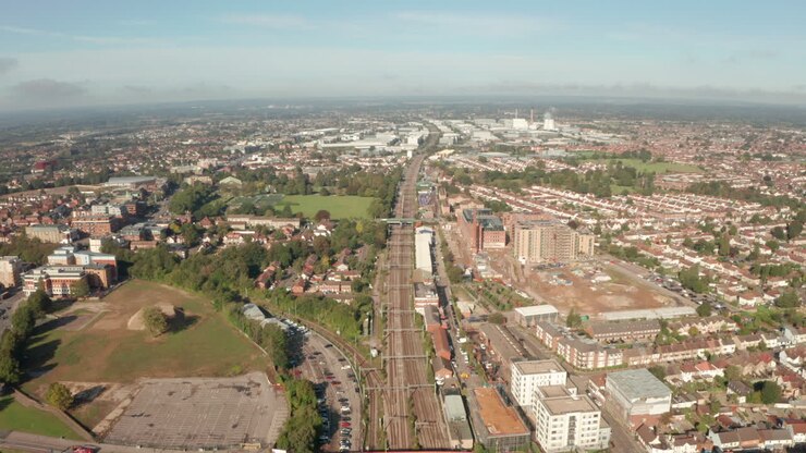 Ripresa aerea da Slough verso le zone industriali di Burnham.