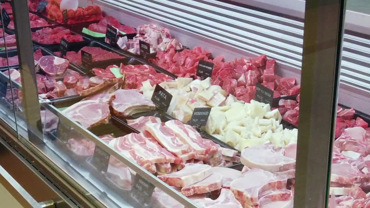 carne pronta per essere venduta in un supermercato