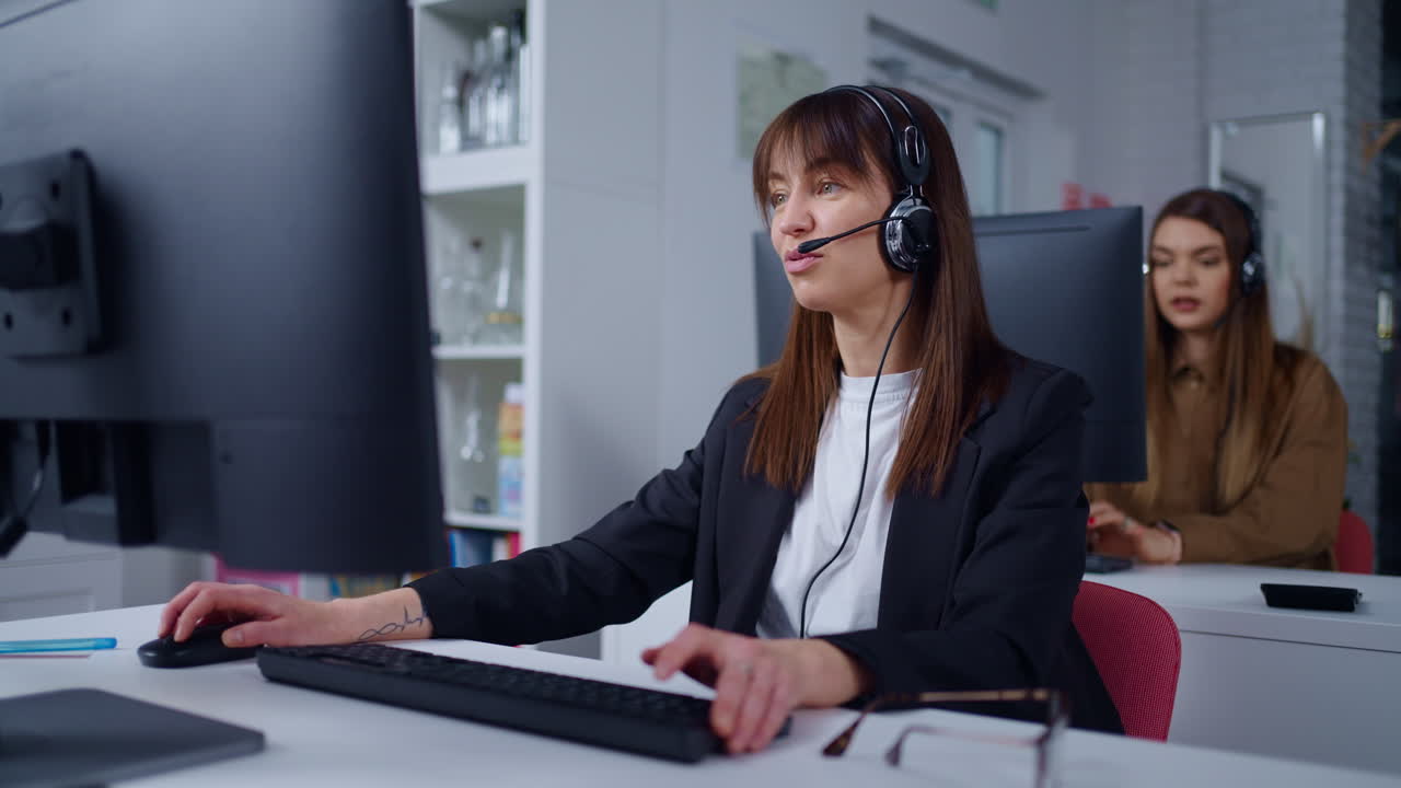 사무실에서 일하는 고객 서비스 담당자