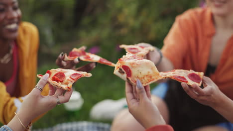primer plano, tostadas de pizza y amigos en la naturaleza