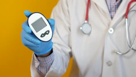 médico con un medidor de glucosa en la sangre