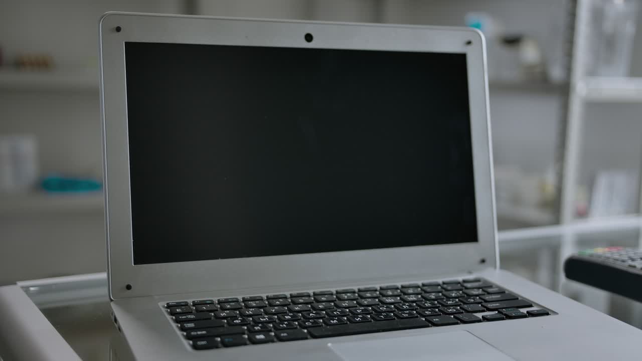 당신의 콘텐츠로 교체하기 위해 약국 내부의 노트북 화면의 도리