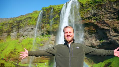 Glücklicher-Tourist-An-Den-Atemberaubenden-Seljalandsfoss-wasserfällen-In-Südisland