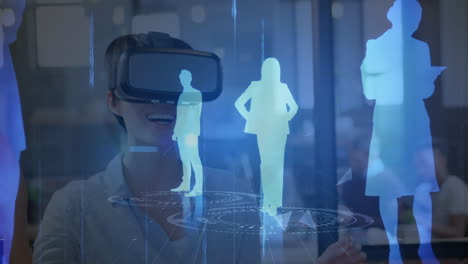 mujer con auriculares de realidad virtual con datos