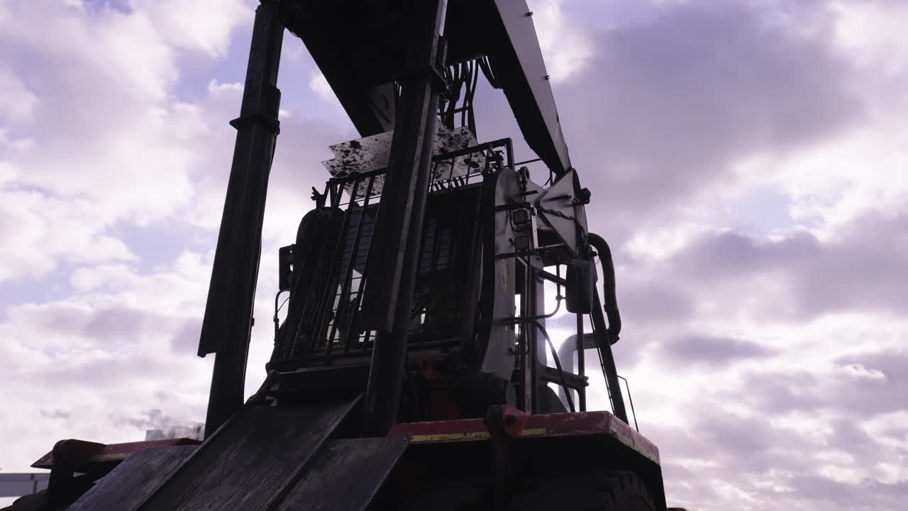 임업 산업에서 통나무를 운반하는 데 사용되는 트럭에 들어가는 목재 작업자 개인 보호 장비 작업 부츠를 착용한 직원이 트럭에 올라 운전석에 올라갑니다.