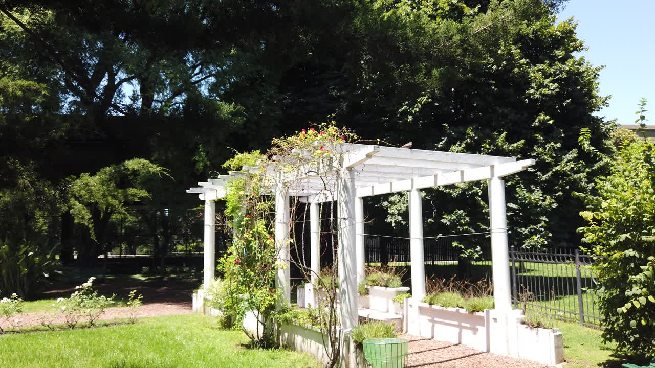 Rilassante parco urbano verde con pergola bianca, Buenos Aires, Argentina, Parque Chacabuco