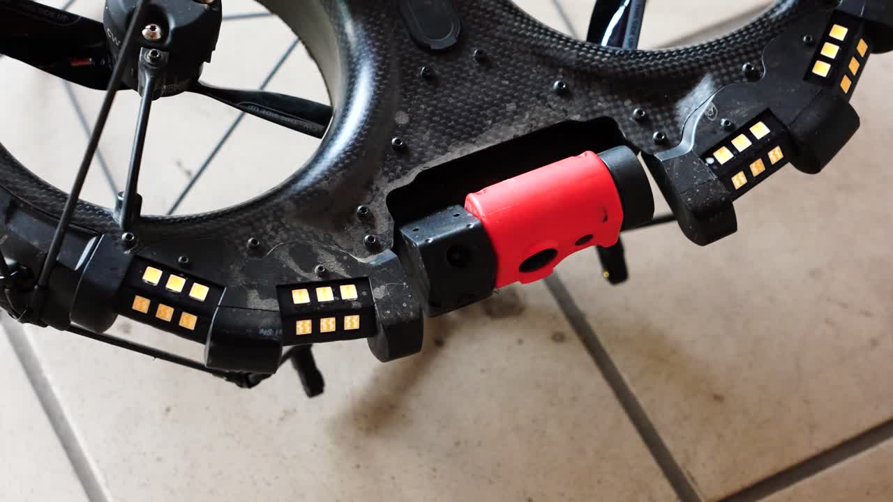 산업용 드론의 균일한 조명 시스템과 프로펠러