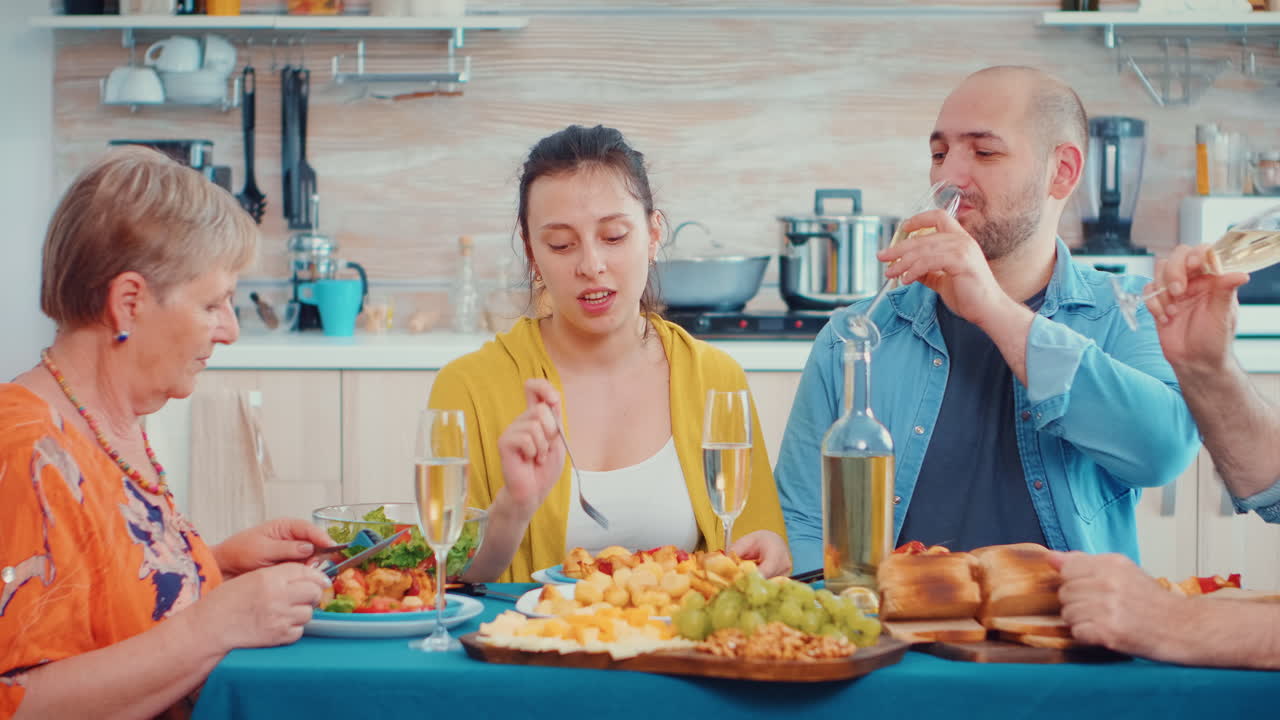 아내가 저녁 식사 중에 얘기하는 것