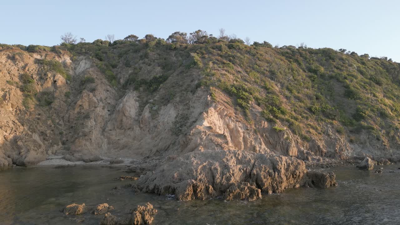 casa en un hermoso acantilado costero al atardecer