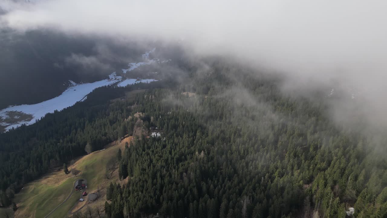 obersee glarus näfels suiza pueblo y valle debajo de las nubes