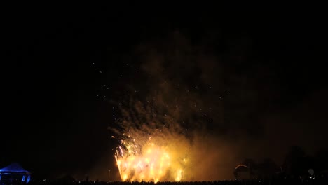 espectáculo de fuegos artificiales en cámara lenta rojo, blanco y amarillo