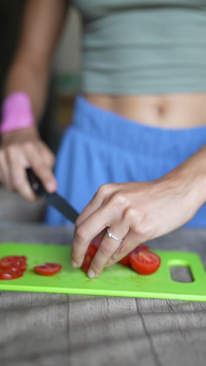mujer cortando tomates