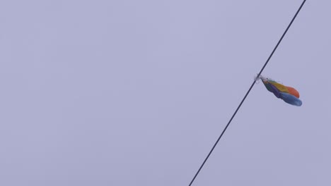 los globos llenos de helio se enredan en el cable eléctrico y cuelgan allí durante mucho tiempo. contaminación ambiental. prohibición de lanzar globos al cielo. espacio de 4k para el texto a la izquierda