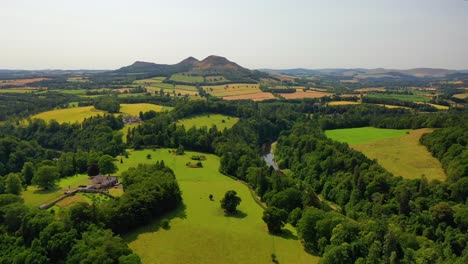 Antena-Del-Paisaje-Escocés,-Vistas-De-Escocia,-Campo-Escocés-Sobre-El-Río-Tweed,-Fronteras-Escocesas