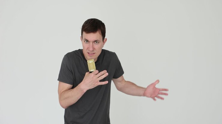 Uomo che fa una presentazione con un microfono