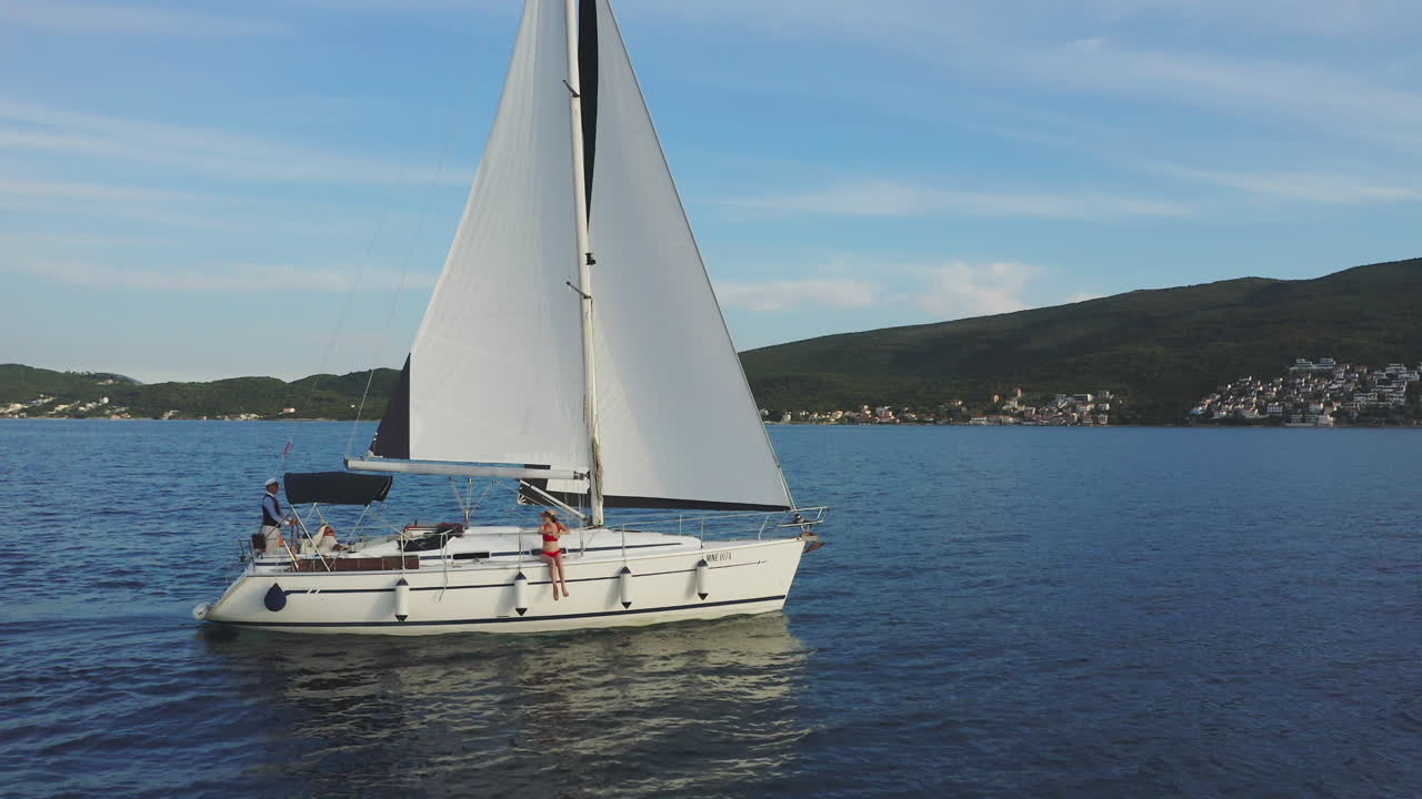 yate de vela en el océano