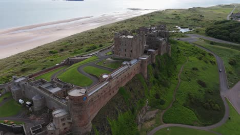 Imágenes-Aéreas-Del-Castillo-De-Bamburgh-En-Verano.