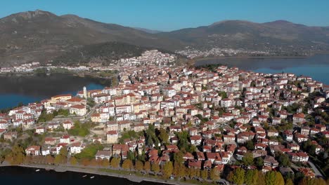 Kastoria-Griechenland,-Luftwagenaufnahme-Auf-Dem-Festland-Der-Stadt-Im-Morgengrauen,-4k-aufnahmen