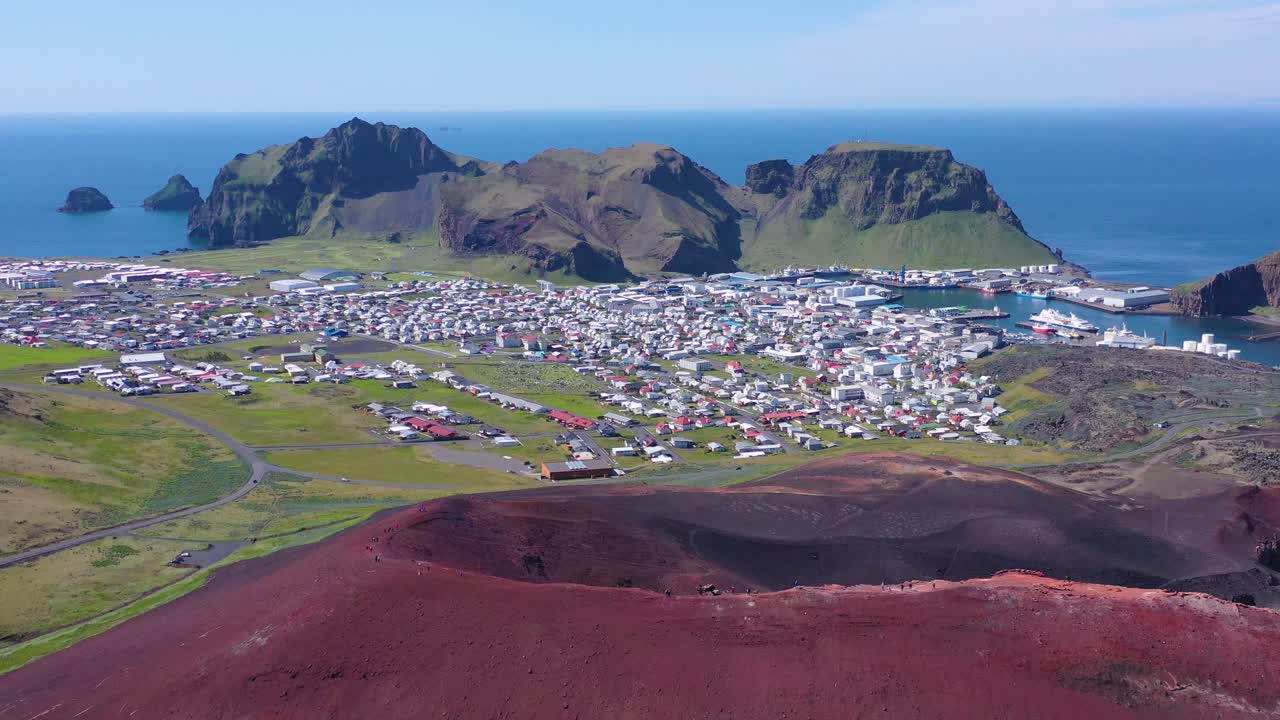 westman islands vestmannaeyjar iceland 5의 heimaey에 어렴풋이 보이는 eldfell 화산의 좋은 공중