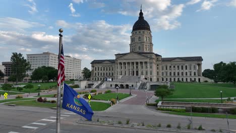 Bandera-Del-Estado-De-Kansas-Ondeando-Frente-Al-Edificio-Del-Capitolio-En-El-Centro-De-Topeka,-Kansas