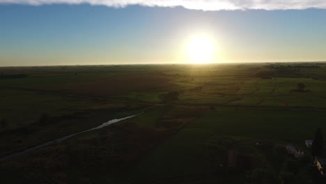 Vista-Aérea-De-La-Puesta-De-Sol-De-Verano-Sobre-Los-Campos-Agrícolas-En-Las-Zonas-Rurales-De-Argentina,-Disparo-De-Drones