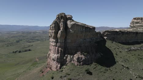 Aerial-orbits-prominent-stone-formation,-Queen-Victoria-Rock-in-ZA