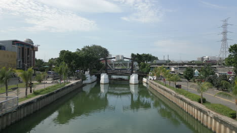 Antiguo-Puente-Histórico-Y-Canal-En-Batavia,-Norte-De-Yakarta,-Indonesia