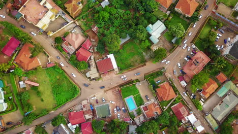 Luftdrohnenansicht-Von-Oben-Auf-Einer-Straße-Mit-Zahlreichen-Autos-In-Kampala,-Uganda,-Afrika