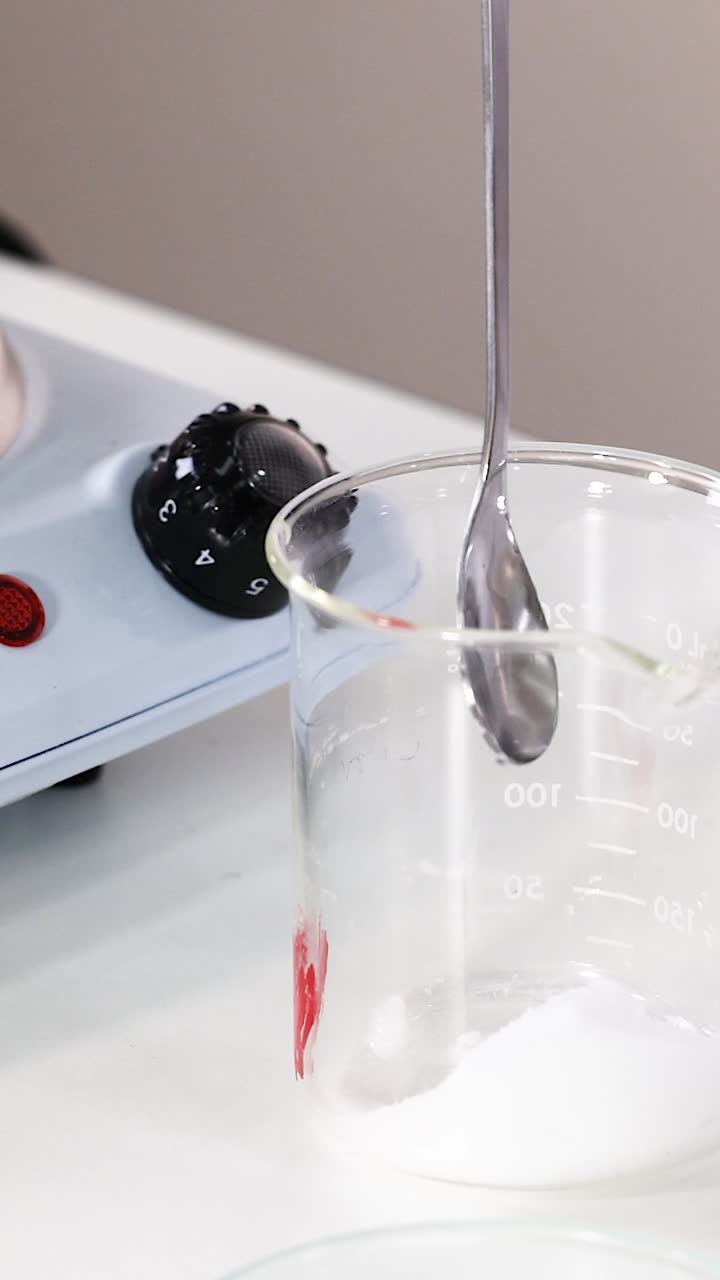 실험실 환경에서 물질을 혼합하는 것