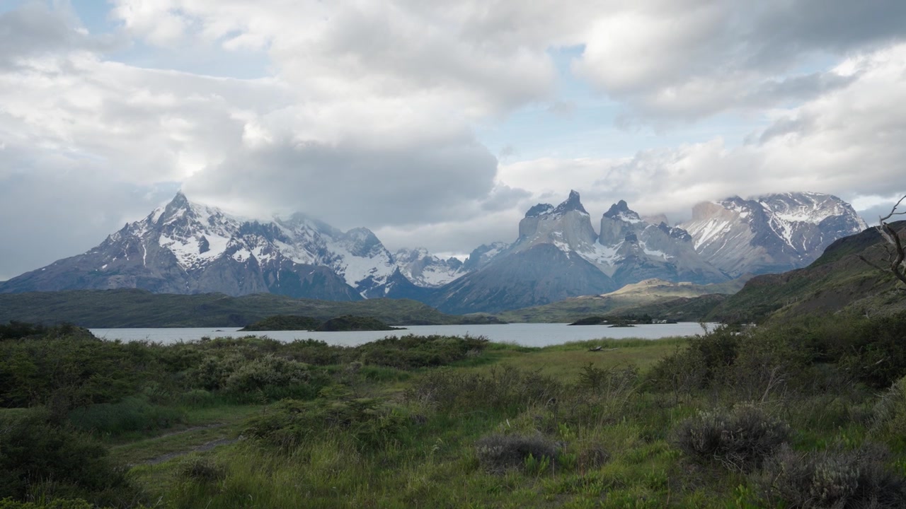Vue panoramique montrant les célèbres massifs montagneux et un lac calme dans le Parc National Torres del Paine, Chili.