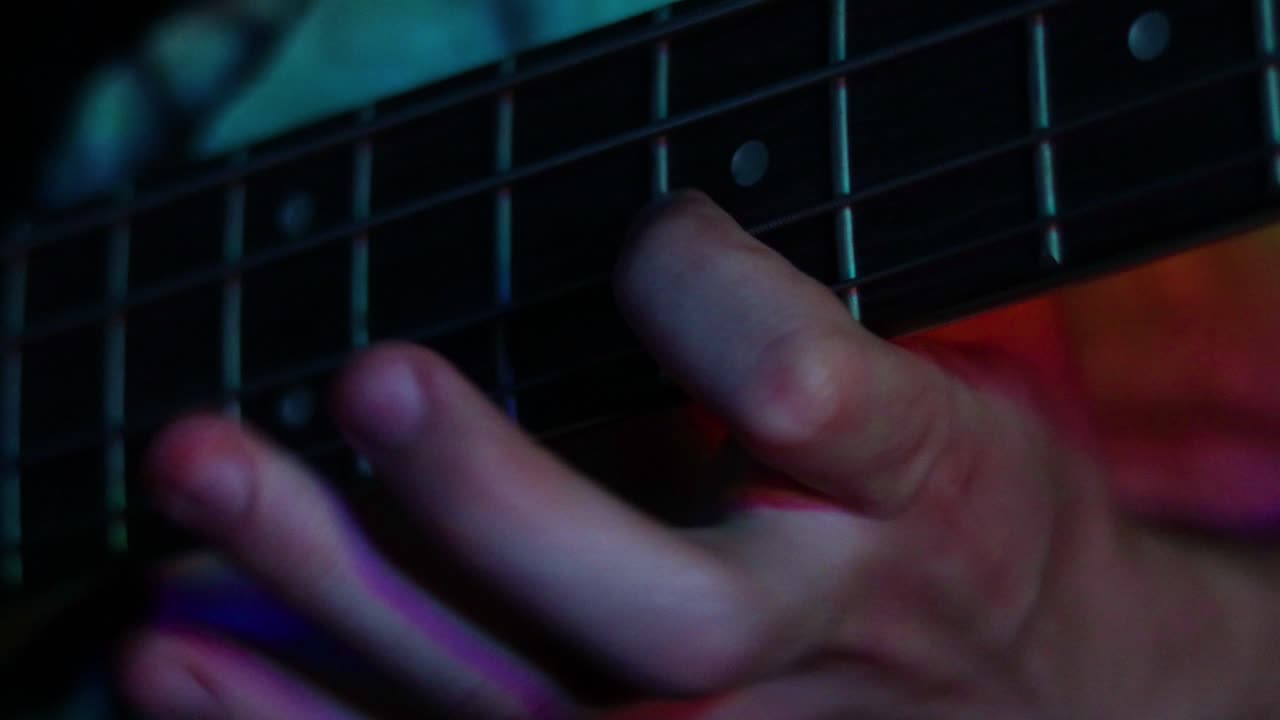 bajo tocando de cerca con luces intermitentes