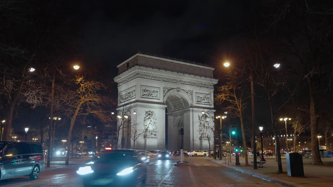 Arco di Trionfo di notte con intenso traffico stradale, ampia veduta, Parigi, Francia