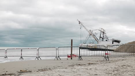 Zeitraffer-Eines-Krabbenkutters,-Der-An-Einem-Bewölkten-Tag-Am-Strand-Feststeckt