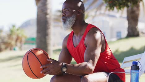 Älterer-Afroamerikanischer-Mann,-Der-Mit-Basketball-Trainiert