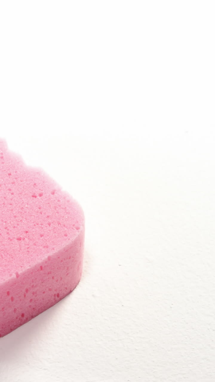 primer plano de la esponja de limpieza