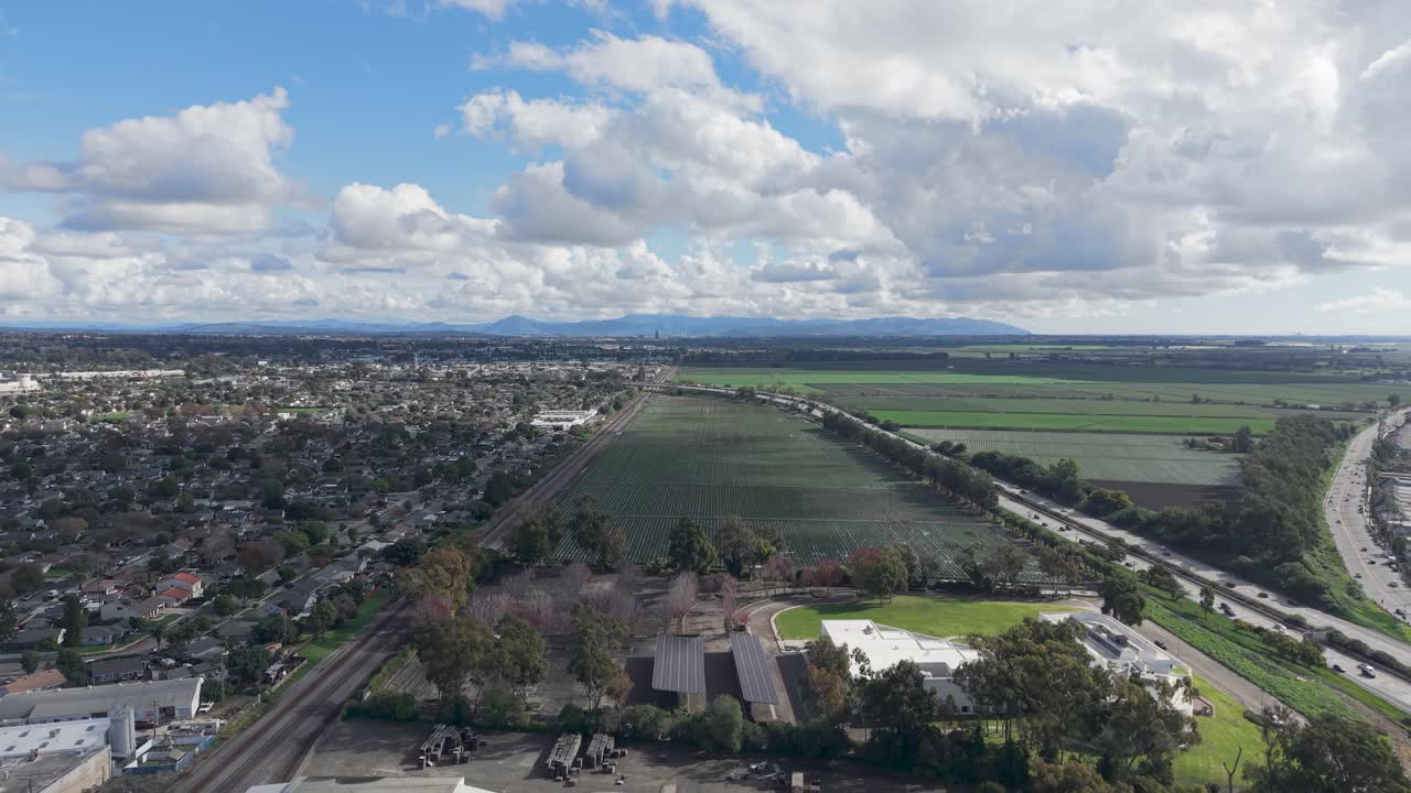 Lingkungan di Samping Bangunan Industri dan Jalan Raya di Ventura, California, Pengambilan Udara Jarak Jauh