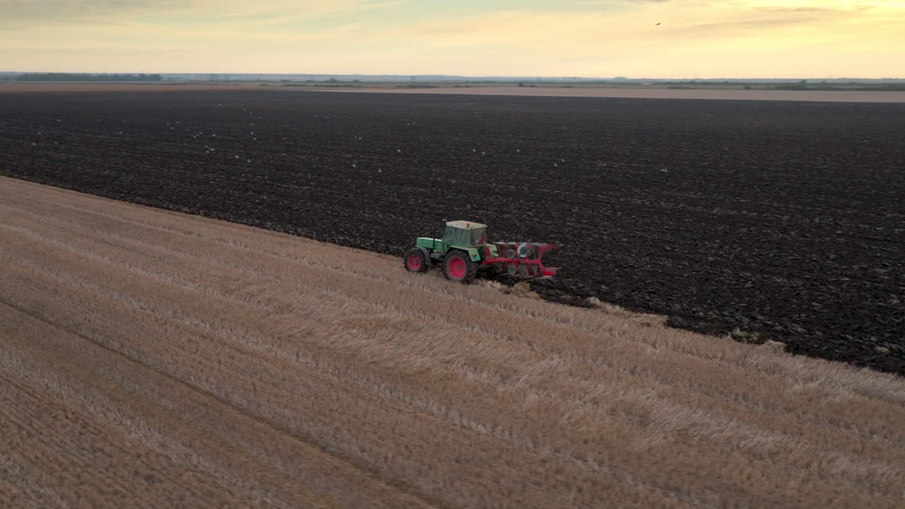 campo de arado del tractor