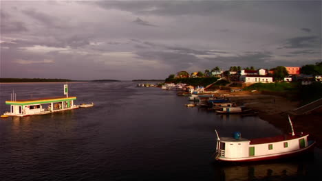 Los-Barcos-Se-Mueven-A-Lo-Largo-Del-Río-Amazonas-Cerca-De-Un-Pueblo.