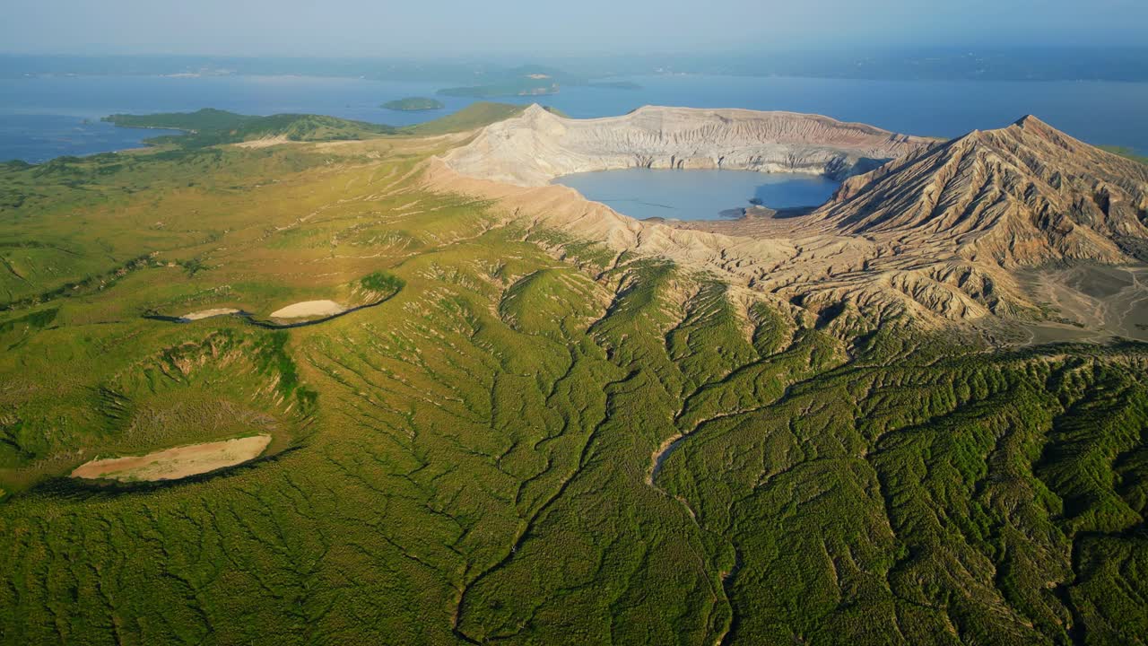 Una scena aerea tranquilla che cattura il vulcano Taal riflesso sulla superficie calma del lago, enfatizzando l'equilibrio e l'armonia naturale