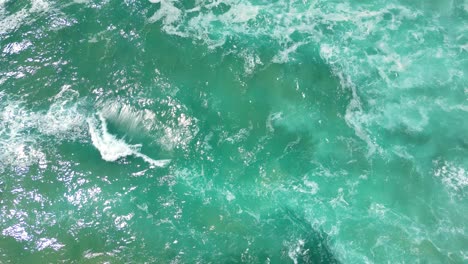 volando hacia el mar desde cudgen creek cerca de kingscliff en nsw en australia y inclinándose hacia el horizonte del océano pacífico
